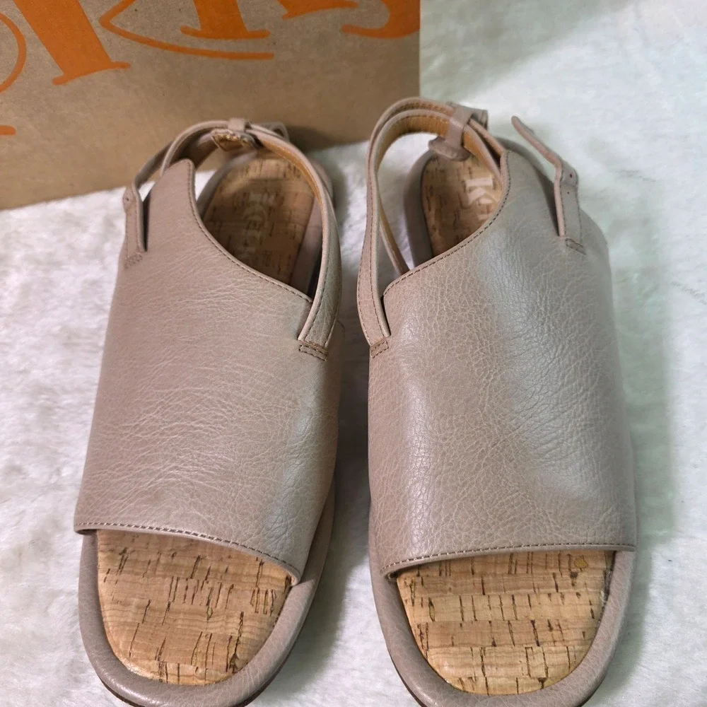 Korks Tate Sandals Natural Nubuck PU Slingback Flats Lightweight Women 8 NEW
